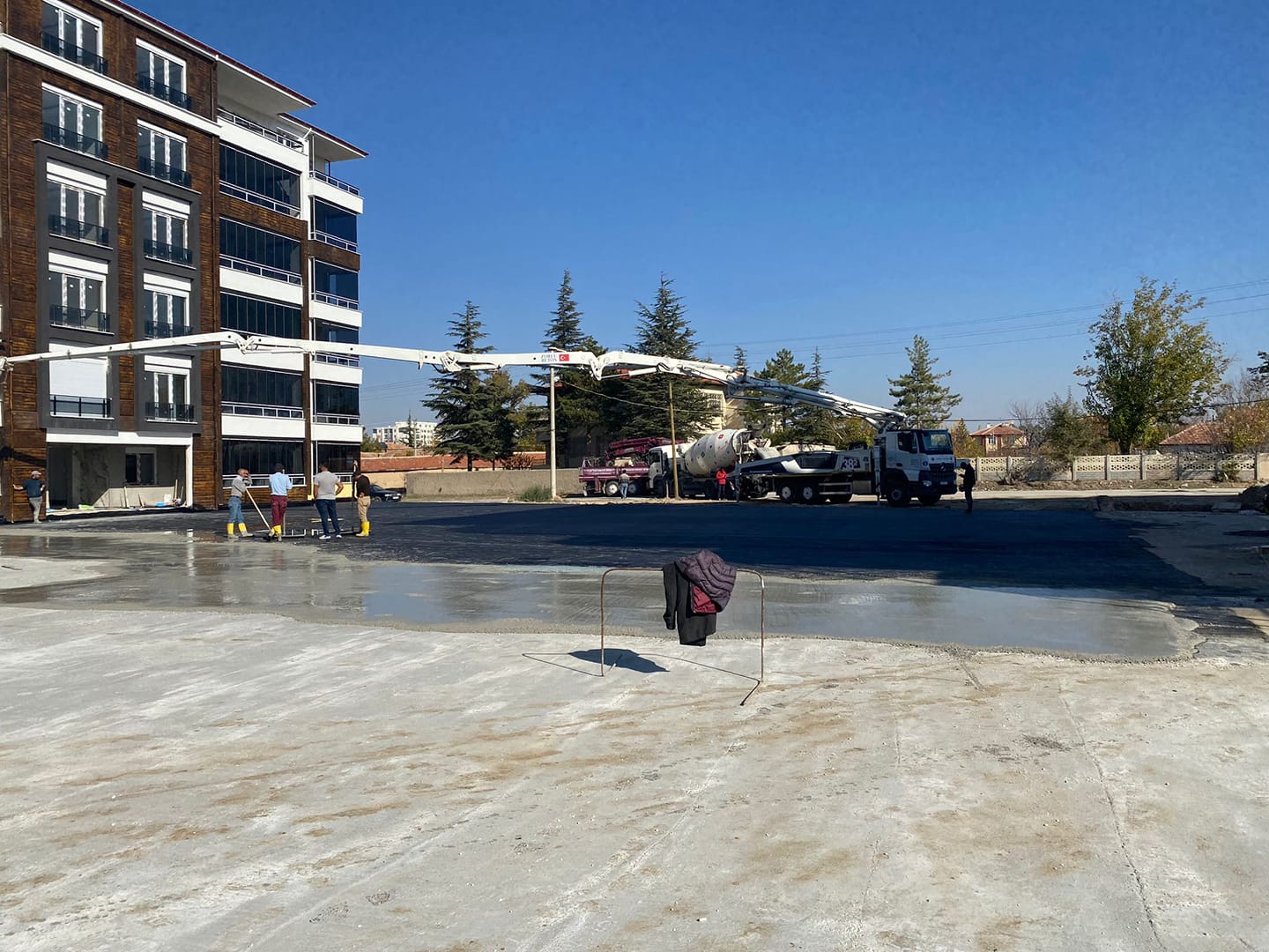 Akdeniz konaklarının otopark betonu dökümü